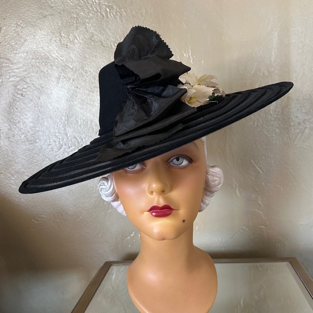 DIVINE 1930's FELT/CRIN TILT WIDE BRIM HAT + SEE-THROUGH BRIM + FABRIC FLOWERS